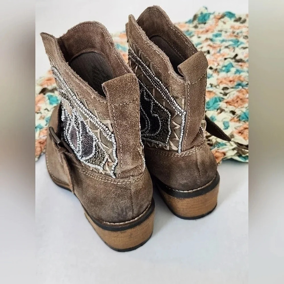 || NAUGHTY MONKEY || taupe, suede booties - Picture 4 of 7